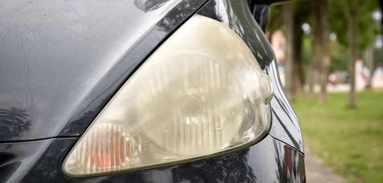 Comment nettoyer des phares de voiture opaques